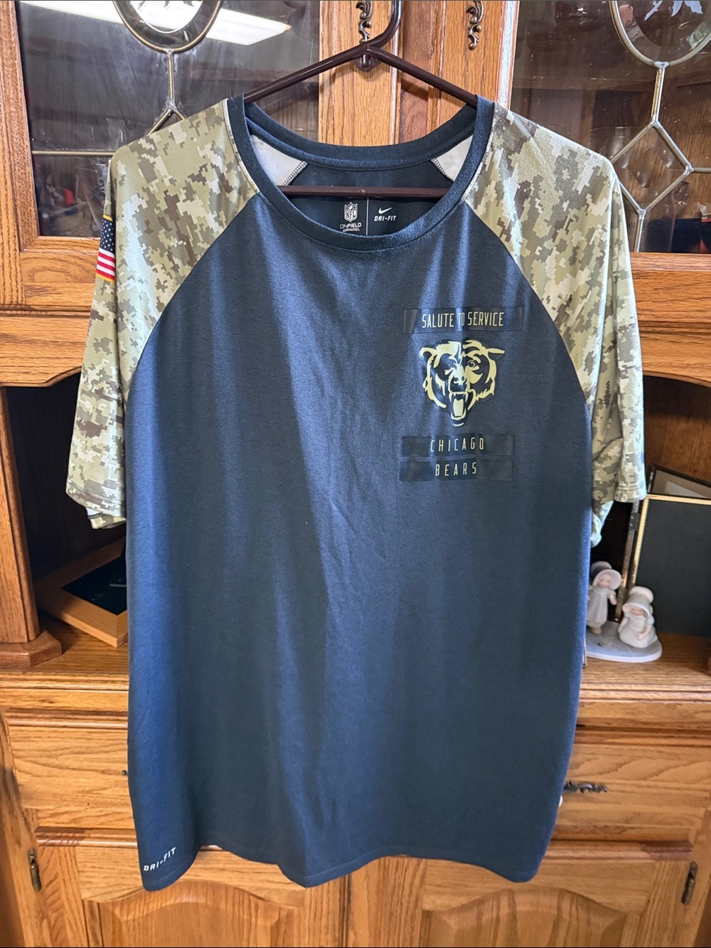 NFL Chicago Bears Navy Salute to Service Performance Tee/ Camo Sleeves XL NWOT